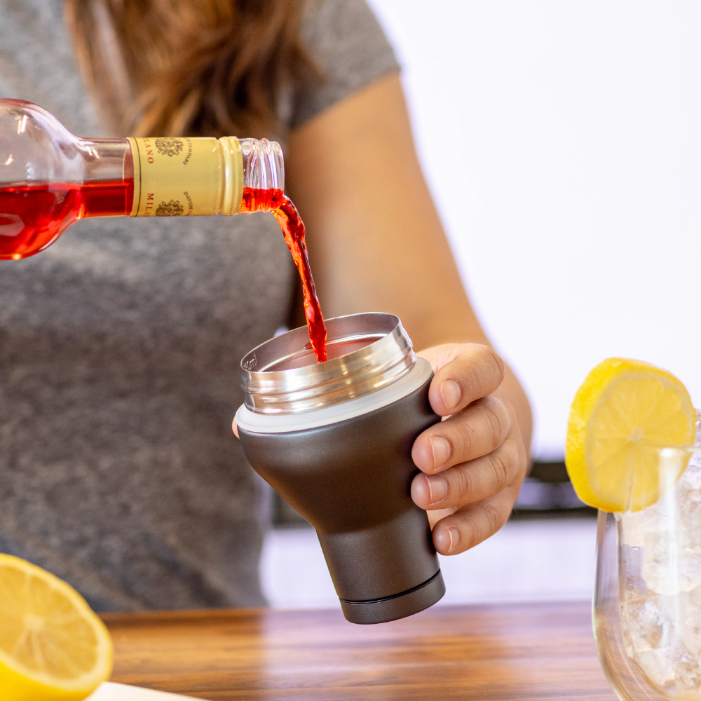 cocktail-shaker-lid-c7 Cocktail_Shaker_lifestyle_2_b714e13d-dd84-4844-956f-11cddc294041.png